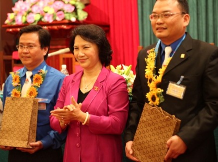 Вице-спикер парламента Нгуен Тхи Ким Нган встретилась с молодыми изобретателями - ảnh 1